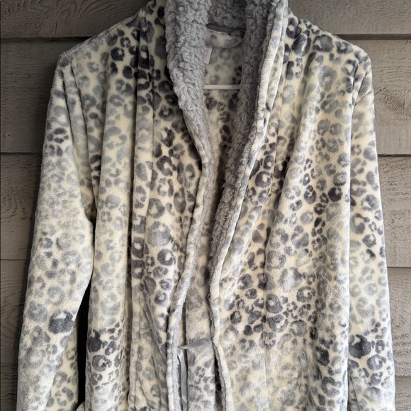 Leopard Print Plush Robe - Picture 2 of 7